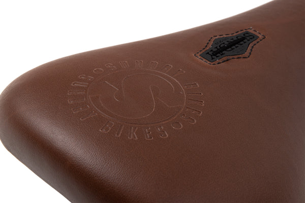 SUNDAY-Badge-Seat-Brown-Detail